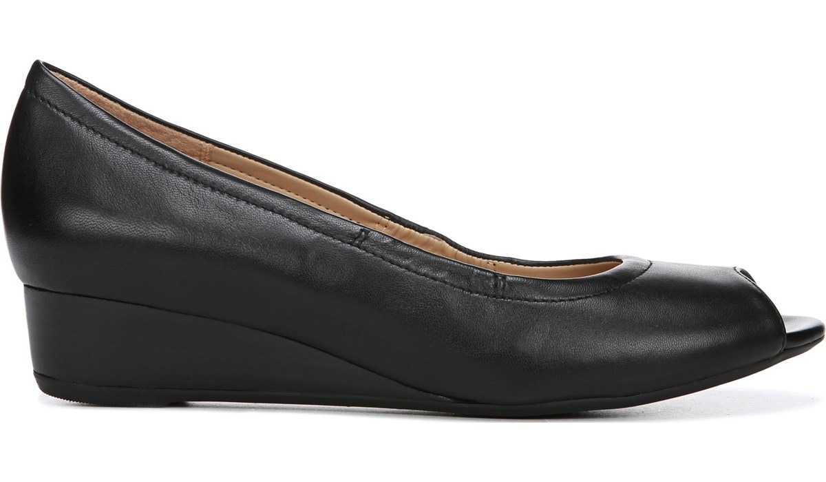 Naturalizer Contrast in Black Leather Heels