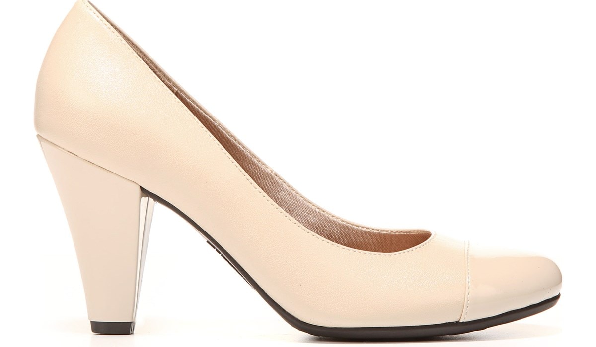 naturalizer tan heels