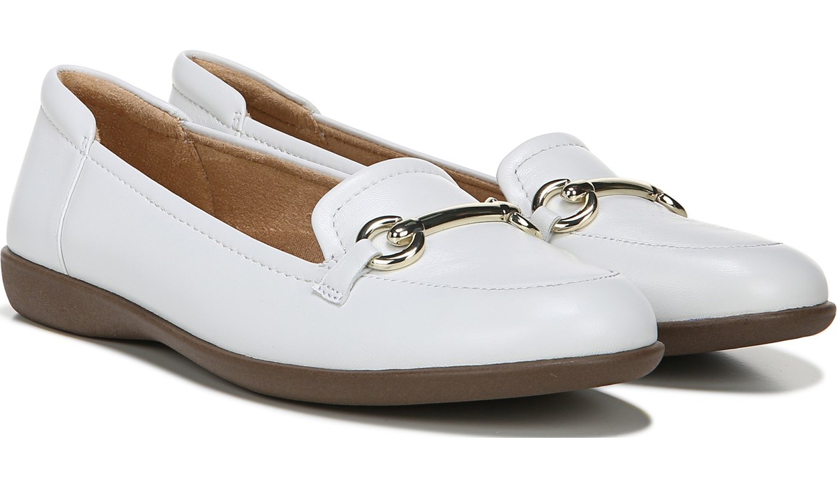 white naturalizer shoes